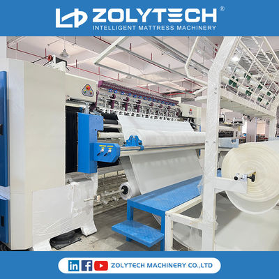 Edredão estofando da máquina do colchão que faz a máquina na linha de produção do colchão